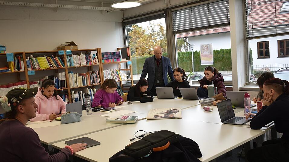 Auch praktische Übungen gehören zur Ausbildung. Auch praktische Übungen gehören zur Ausbildung.