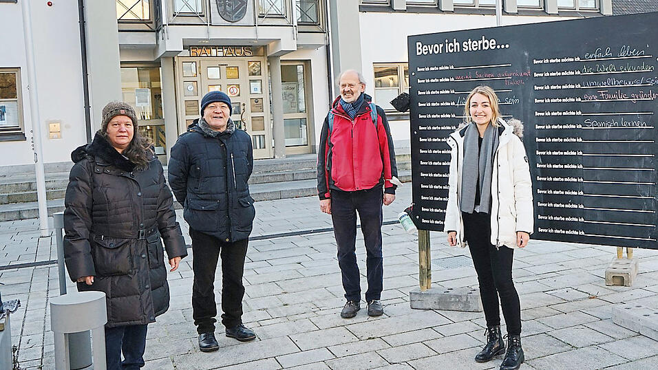 Lisa Friedel (2.v.r.) hat die Aktion 'Before I die' nach Ergolding gebracht, Gabriele Gaudlitz (v.l., Koordinierungsstelle f&uuml;r Senioren-Angelegenheiten in Ergolding), Kunibert Herzing (Vorsitzender Hospizverein Landshut), Rudi Amannsberger (Gemeinschaft christlichen Lebens M&uuml;nchen) und B&uuml;rgermeister Andreas Strau&szlig; haben sie dabei unterst&uuml;tzt.