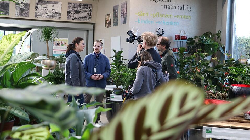 Aufnahme für die BR-Sendung 'Querbeet': Gärtnermeisterin Siegrun Hiendl und Patrick Scharl, Pflanzenschutzexperte vom Gartencenter Seebauer in München, berichten vor der Kamera über ihre praktischen Erfahrungen im Umgang mit nützlichen Insekten. Aufnahme für die BR-Sendung 'Querbeet': Gärtnermeisterin Siegrun Hiendl und Patrick Scharl, Pflanzenschutzexperte vom Gartencenter Seebauer in München, berichten vor der Kamera über ihre praktischen Erfahrungen im Umgang mit nützlichen Insekten.