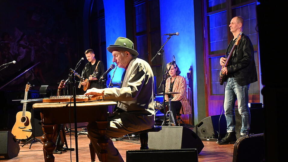 Georg Ringsgwandl (im Vordergrund) und Co. wurden f&uuml;r ihre Mischung aus Gef&uuml;hl und Zynismus im Rathausprunksaal frenetisch gefeiert.