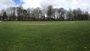Zwischen dem bestehenden Beachsoccerplatz (links) und einer Toilettenanlage (rechts) ist mit Hilfe von Absperrb&auml;ndern der Umfang der von Nawaro geplanten Beachvolleyballanlage abgesteckt. Von der gro&szlig;en Liegewiese des Freibads w&uuml;rde nur noch wenig &uuml;brig bleiben.