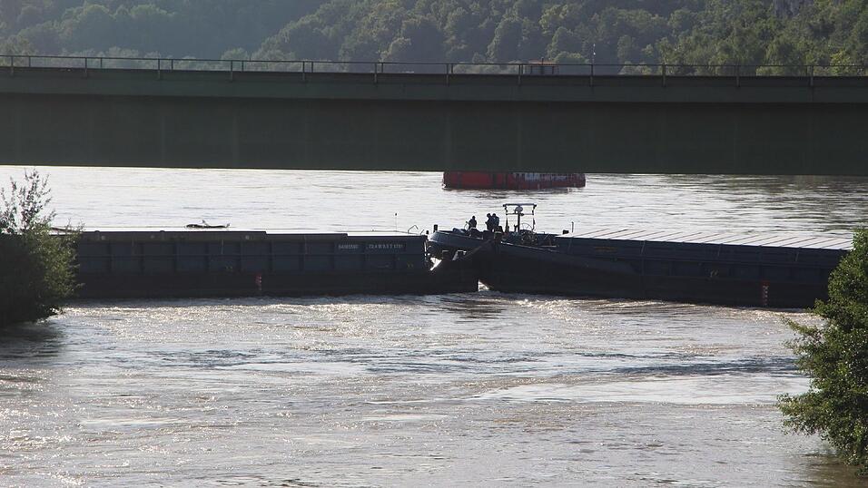 Bei Poikam im Landkreis Kelheim hat sich ein Schiff quergestellt. Bei Poikam im Landkreis Kelheim hat sich ein Schiff quergestellt.