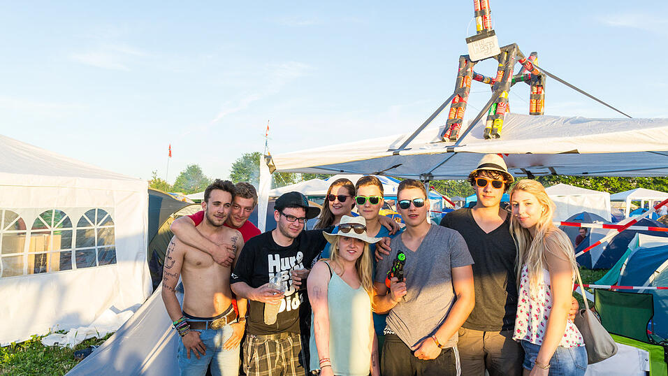 Ein Streifzug durch das Campinggelände: Trotz heißer Temperaturen sind die Festivalbesucher bestens gelaunt. (Foto: Susanne Raith) Ein Streifzug durch das Campinggelände: Trotz heißer Temperaturen sind die Festivalbesucher bestens gelaunt. (Foto: Susanne Raith)