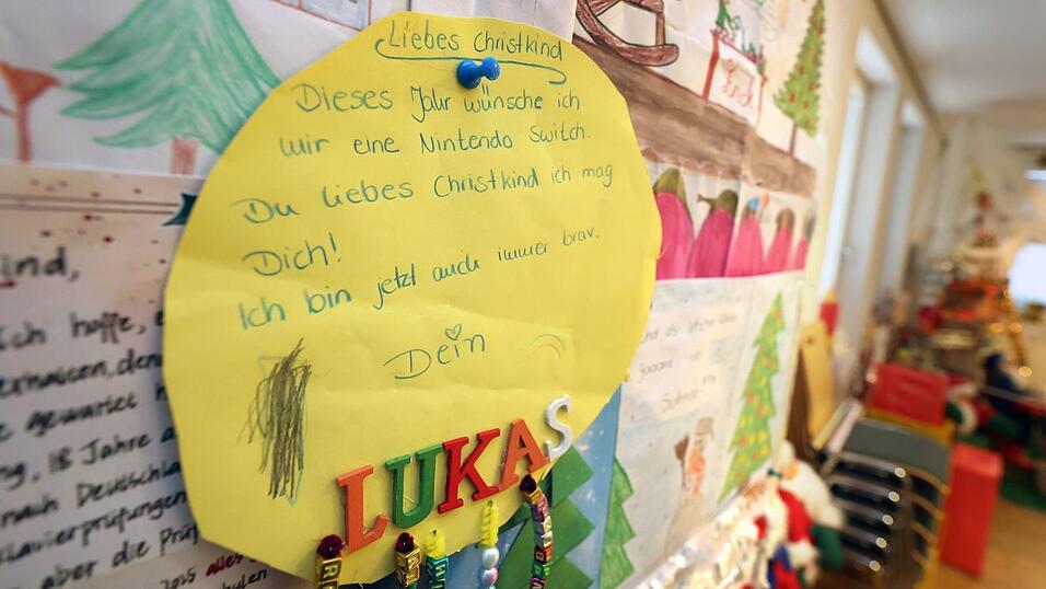 Jedes Jahr beantwortet das Christkind in Bayern Tausende Wunschzettel. (Archivbild) Jedes Jahr beantwortet das Christkind in Bayern Tausende Wunschzettel. (Archivbild)