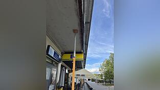 Pfeiler stützen den Balkon im BUZ. Die Außensitze werden dadurch auch beeinträchtigt. Pfeiler stützen den Balkon im BUZ. Die Außensitze werden dadurch auch beeinträchtigt.