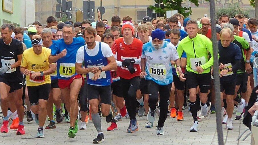 Startschuss! - Beim Dingolfinger Halbmarathon nahmen dieses Jahr über 1.000 Läufer teil.