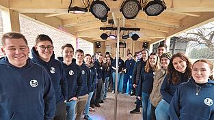 Rund 1000 Arbeitsstunden steckten die jungen Leute der Landjugend in ihren Faschingswagen - Vorsitzender Thomas Kletzmeier vorne links.