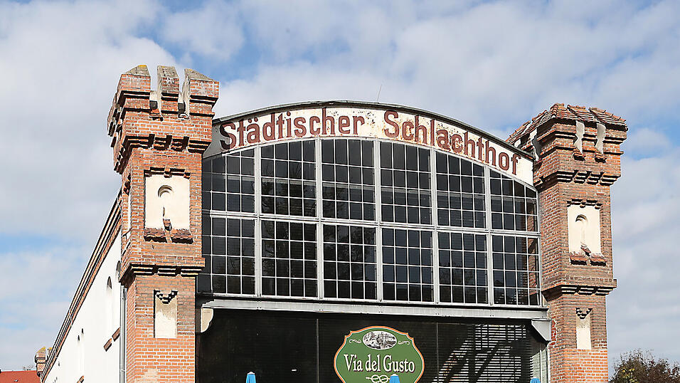 Der alte Landshuter Schlachthof hat eine bewegte Geschichte. Jetzt wird er zum Verkauf angeboten.