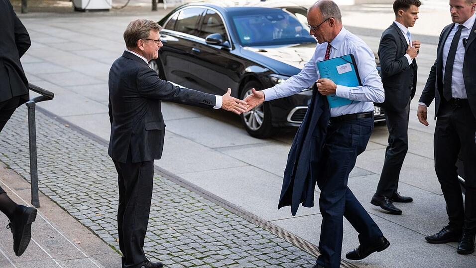 «Du mit Deinem starken Kompass» - bei der Botschafterkonferenz im Auswärtigen Amt lobt Kanzler Friedrich Merz Außenminister Johann Wadephul (beide CDU) in den höchsten Tönen.