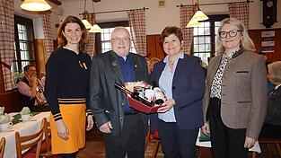 Landr&auml;tin Tanja Schweiger sowie die noch amtierende B&uuml;rgermeisterin Irmgard Sauerer als auch die k&uuml;nftige B&uuml;rgermeisterin Marion Macht gratulieren Altb&uuml;rgermeister Franz Lindinger zu seinem 85. Geburtstag.
