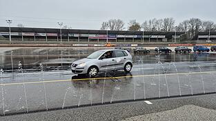 Nicht ganz unter Kontrolle hatte LZ-Reporter Fabian Holzner das Redaktionsauto bei den Übungen.