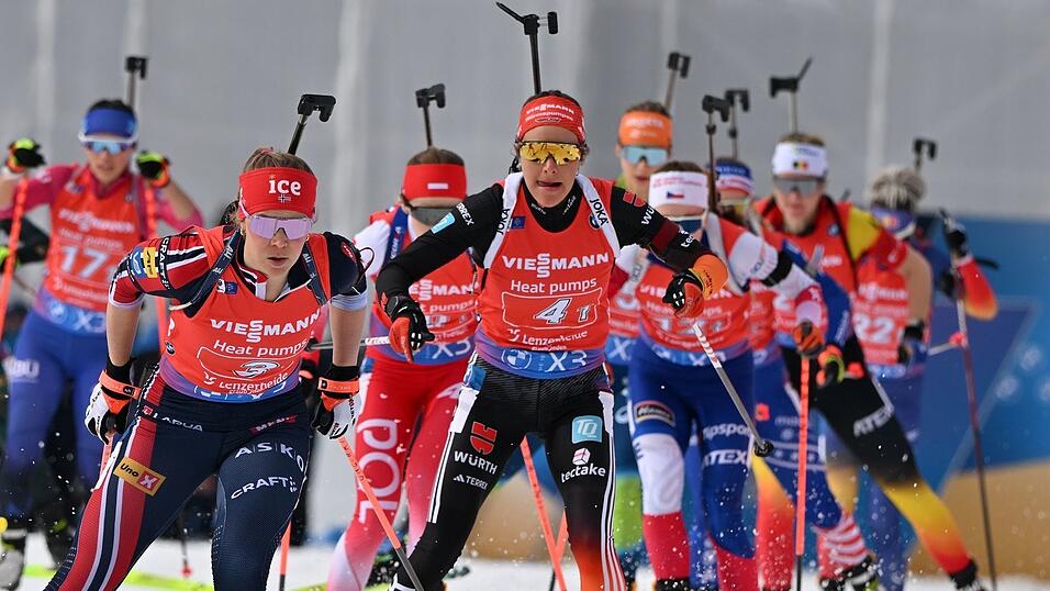 Sophia Schneider (r) erwischt einen schlechten Start ins Rennen.