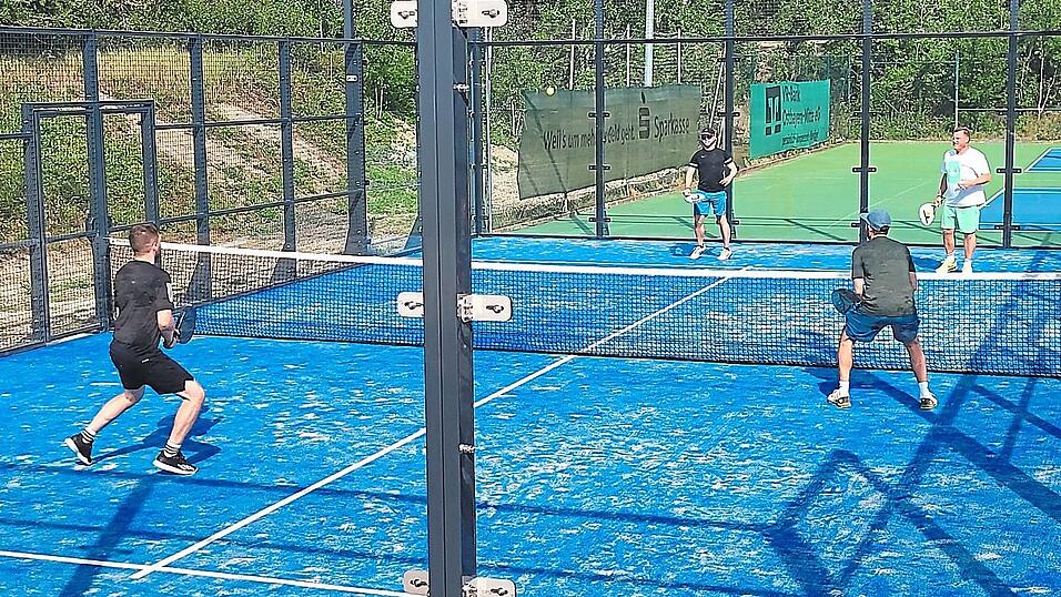 Gro&szlig; und Klein probierten die neuen Anlagen aus, wie hier den Padel-Court.