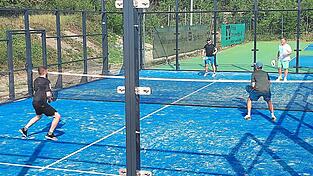 Gro&szlig; und Klein probierten die neuen Anlagen aus, wie hier den Padel-Court.