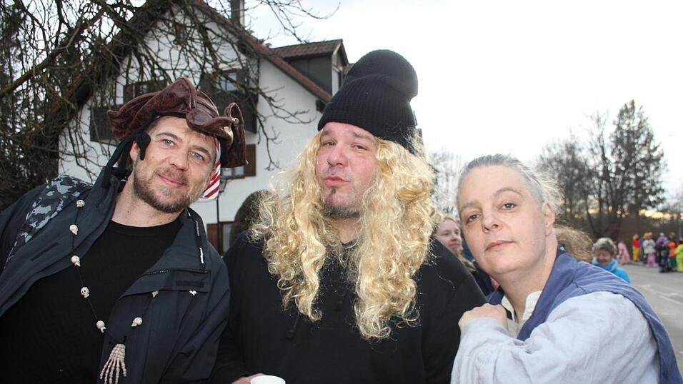 Viele Faschings-Fans haben sich am Samstag den Umzug in Langenbach angesehen. Viele Faschings-Fans haben sich am Samstag den Umzug in Langenbach angesehen.