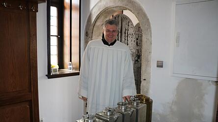 Mit der sogenannten Chrisammesse, bei der die Öle für die Sakramentenspendung im ganzen Bistum geweiht werden, beginnt für Domzeremoniar Peter Nickl eine fordernde, aber auch ganze besonders berührende Zeit. Mit der sogenannten Chrisammesse, bei der die Öle für die Sakramentenspendung im ganzen Bistum geweiht werden, beginnt für Domzeremoniar Peter Nickl eine fordernde, aber auch ganze besonders berührende Zeit.