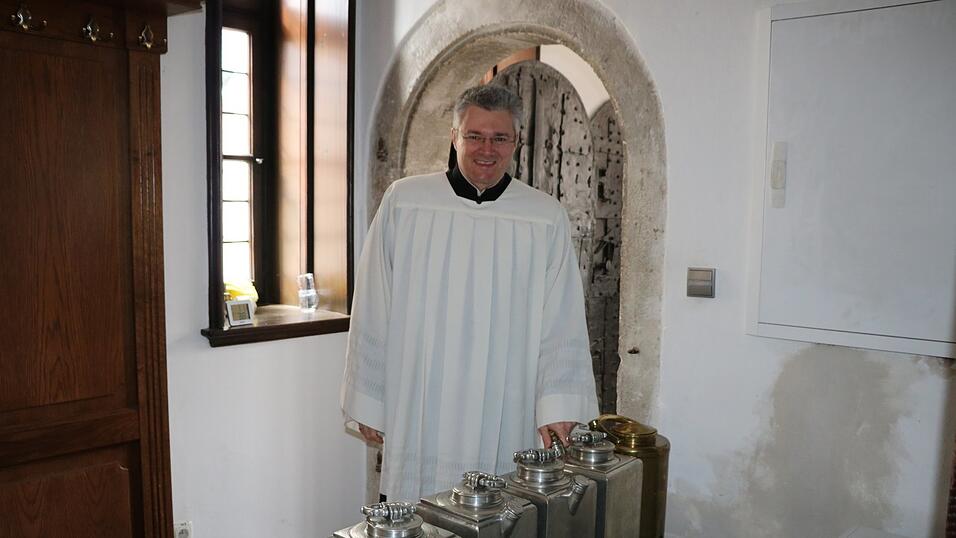 Mit der sogenannten Chrisammesse, bei der die Öle für die Sakramentenspendung im ganzen Bistum geweiht werden, beginnt für Domzeremoniar Peter Nickl eine fordernde, aber auch ganze besonders berührende Zeit. Mit der sogenannten Chrisammesse, bei der die Öle für die Sakramentenspendung im ganzen Bistum geweiht werden, beginnt für Domzeremoniar Peter Nickl eine fordernde, aber auch ganze besonders berührende Zeit.