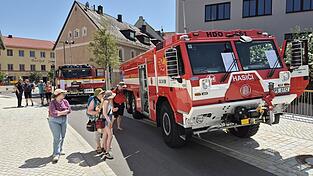 Schweres Feuerlöschgerät aus Böhmen war in der Lorenz-Zierl-Straße zu bestaunen.
