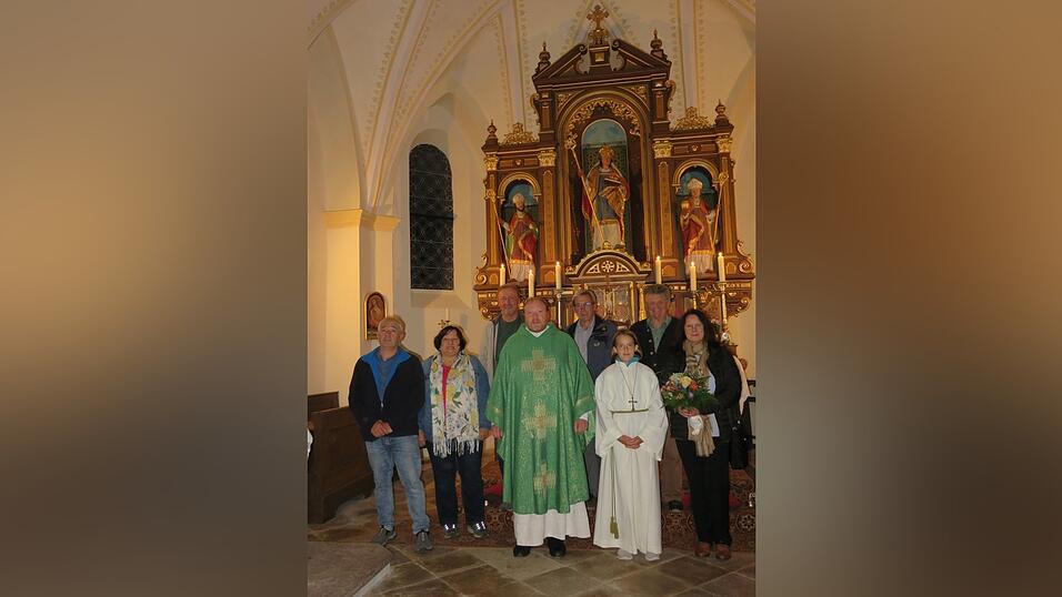Gruppenbild am Hochaltar mit dem heiligen Nikolaus als Kirchenpatron (vordere Reihe von links): Mesnersleute Josef und Evi Maier, Pfarrer Markus Hochheimer, Ministrantin Franziska und Architektin Adelheid Brunner; hintere Reihe von links: der Kirchenpfleger von Egglkofen, Rudolf Huber, der Kirchenpfleger von Tegernbach Andreas Forster und der ehemalige Kirchenpfleger von Egglkofen, Leonhard Hausperger.
