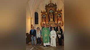 Gruppenbild am Hochaltar mit dem heiligen Nikolaus als Kirchenpatron (vordere Reihe von links): Mesnersleute Josef und Evi Maier, Pfarrer Markus Hochheimer, Ministrantin Franziska und Architektin Adelheid Brunner; hintere Reihe von links: der Kirchenpfleger von Egglkofen, Rudolf Huber, der Kirchenpfleger von Tegernbach Andreas Forster und der ehemalige Kirchenpfleger von Egglkofen, Leonhard Hausperger.