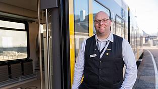 Der Zugbegleiter Ronald-Phillip Tolkiehn erhält den Preis Eisenbahner mit Herz. Der Zugbegleiter Ronald-Phillip Tolkiehn erhält den Preis Eisenbahner mit Herz.