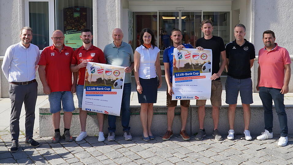 Bürgermeister Matthias Kohlmayer (v. l.), Peter Widl vom TSV Mamming, Stefan Wieser und Andreas Kohlmayer vom TSV Landau, Silvia Lerchenberger von der VR-Bank, Michael Schmerbeck und Stefan Binder vom FC Zeholfing, Josef Perstorfer vom Höckinger SV mit Sportreferenten Bernhard Kellner Bürgermeister Matthias Kohlmayer (v. l.), Peter Widl vom TSV Mamming, Stefan Wieser und Andreas Kohlmayer vom TSV Landau, Silvia Lerchenberger von der VR-Bank, Michael Schmerbeck und Stefan Binder vom FC Zeholfing, Josef Perstorfer vom Höckinger SV mit Sportreferenten Bernhard Kellner