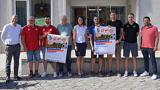 Bürgermeister Matthias Kohlmayer (v. l.), Peter Widl vom TSV Mamming, Stefan Wieser und Andreas Kohlmayer vom TSV Landau, Silvia Lerchenberger von der VR-Bank, Michael Schmerbeck und Stefan Binder vom FC Zeholfing, Josef Perstorfer vom Höckinger SV mit Sportreferenten Bernhard Kellner Bürgermeister Matthias Kohlmayer (v. l.), Peter Widl vom TSV Mamming, Stefan Wieser und Andreas Kohlmayer vom TSV Landau, Silvia Lerchenberger von der VR-Bank, Michael Schmerbeck und Stefan Binder vom FC Zeholfing, Josef Perstorfer vom Höckinger SV mit Sportreferenten Bernhard Kellner