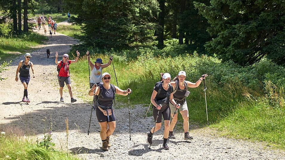 Rund 350 Wanderbegeisterte machten sich bei bestem Wanderwetter auf den 40,3 Kilometer langen Rundkurs durch den Bayerischen Wald. Rund 350 Wanderbegeisterte machten sich bei bestem Wanderwetter auf den 40,3 Kilometer langen Rundkurs durch den Bayerischen Wald.