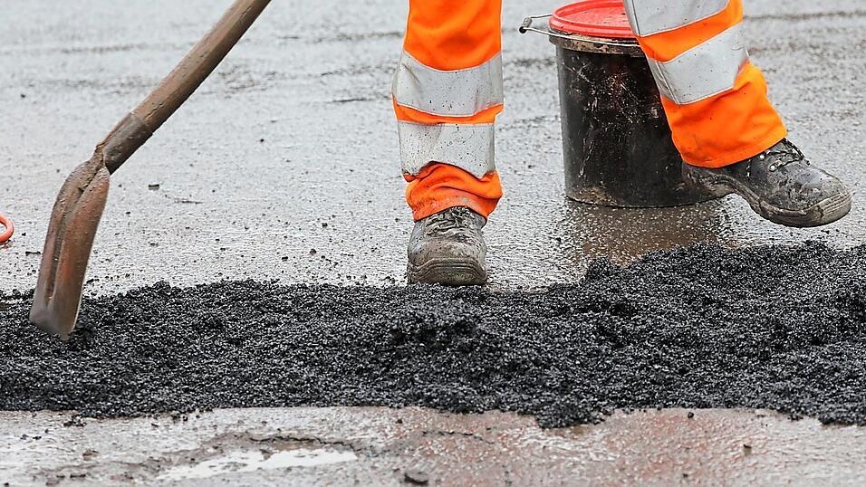 Die Arbeiten auf der B8 dauern an. (Symbolbild)