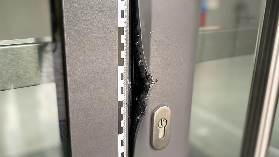 Diese Eingangstür bei der Mittelschule hat der Einbrecher zwar stark beschädigt, aber nicht geknackt. Diese Eingangstür bei der Mittelschule hat der Einbrecher zwar stark beschädigt, aber nicht geknackt.