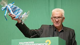 Winfried Kretschmann (Bündnis 90/Die Grünen), Ministerpräsident von Baden-Württemberg, zeigt beim politischen Aschermittwoch der baden-württembergischen Grünen in der Stadthalle einen Waschlappen. Winfried Kretschmann (Bündnis 90/Die Grünen), Ministerpräsident von Baden-Württemberg, zeigt beim politischen Aschermittwoch der baden-württembergischen Grünen in der Stadthalle einen Waschlappen.