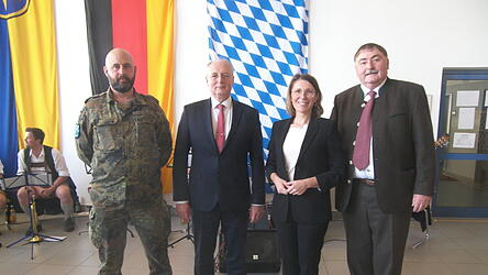 Oberstleutnant Florian Balthasar, Prof. Dr. Roland Börger, Bogens Bürgermeisterin Andrea Probst und Oberregierungsrat Alfons Lermer (v. l.) bei der Feierstunde in der Graf-Aswin-Kaserne