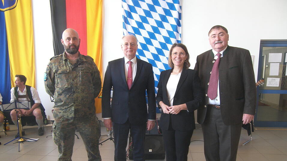 Oberstleutnant Florian Balthasar, Prof. Dr. Roland Börger, Bogens Bürgermeisterin Andrea Probst und Oberregierungsrat Alfons Lermer (v. l.) bei der Feierstunde in der Graf-Aswin-Kaserne Oberstleutnant Florian Balthasar, Prof. Dr. Roland Börger, Bogens Bürgermeisterin Andrea Probst und Oberregierungsrat Alfons Lermer (v. l.) bei der Feierstunde in der Graf-Aswin-Kaserne