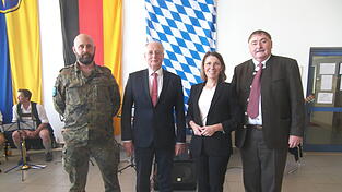 Oberstleutnant Florian Balthasar, Prof. Dr. Roland Börger, Bogens Bürgermeisterin Andrea Probst und Oberregierungsrat Alfons Lermer (v. l.) bei der Feierstunde in der Graf-Aswin-Kaserne