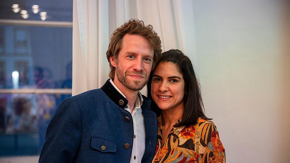 Sebastian Niedermaier (SPD) freut sich zusammen mit seiner Frau Andrielly &uuml;ber seinen Wahlsieg bei der Stichwahl des Oberb&uuml;rgermeisters.