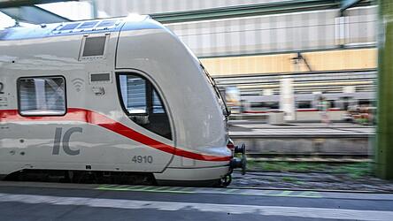 Die Störung im Bahnverkehr konnte gegen 0.30 Uhr behoben werden. Seither rollen die Züge wieder. Die Störung im Bahnverkehr konnte gegen 0.30 Uhr behoben werden. Seither rollen die Züge wieder.