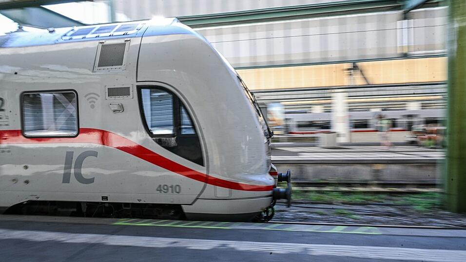 Die Störung im Bahnverkehr konnte gegen 0.30 Uhr behoben werden. Seither rollen die Züge wieder. Die Störung im Bahnverkehr konnte gegen 0.30 Uhr behoben werden. Seither rollen die Züge wieder.