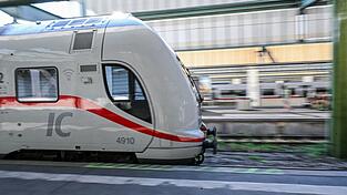 Die Störung im Bahnverkehr konnte gegen 0.30 Uhr behoben werden. Seither rollen die Züge wieder. Die Störung im Bahnverkehr konnte gegen 0.30 Uhr behoben werden. Seither rollen die Züge wieder.