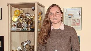 Ihre Vitrine ist bereits prall gefüllt mit Pokalen, Medaillen und Trophäen: Verena-Sophie Weidendorfer ist überaus sportlich Ihre Vitrine ist bereits prall gefüllt mit Pokalen, Medaillen und Trophäen: Verena-Sophie Weidendorfer ist überaus sportlich