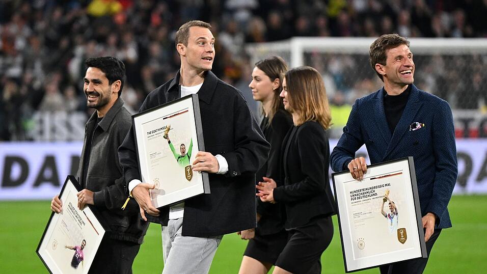 Neuer (2.v.l.) wurde bereits offiziell vom DFB-Team verabschiedet. (Archivbild) Neuer (2.v.l.) wurde bereits offiziell vom DFB-Team verabschiedet. (Archivbild)