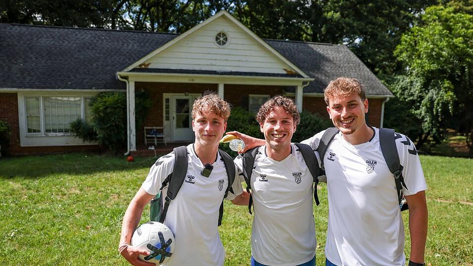 Von links: Linus, Fynn und Noah vor ihrer Studenten-WG in Winston-Salem.