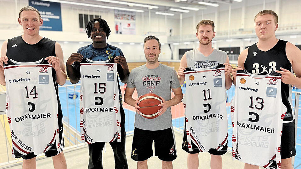 Baskets-Coach Jodi Kreutzer (Mitte) freut sich auf die Neuzugänge Hörl, de Jesus, de Groot und Winter (mit Trikots, v.l.). Baskets-Coach Jodi Kreutzer (Mitte) freut sich auf die Neuzugänge Hörl, de Jesus, de Groot und Winter (mit Trikots, v.l.).