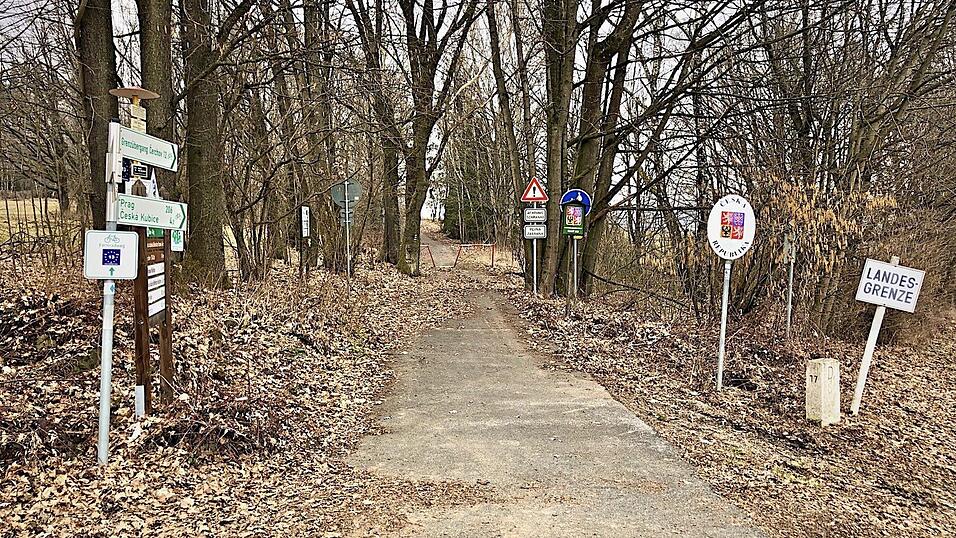 Die Absperrung an der Hochstra&szlig;e wurde k&uuml;rzlich von Unbekannten beseitigt, damit ein Fahrzeug hier die 'gr&uuml;ne Grenze' &uuml;berqueren konnte.