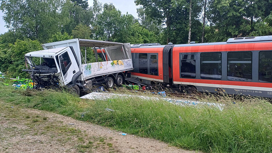 Den Fahrer des Lastwagens schleuderte es aus der Fahrerkabine.