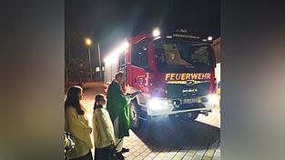Pfarrer Diermeier erteilte dem neuen Einsatzfahrzeug der FFW Oberaichbach den kirchlichen Segen.