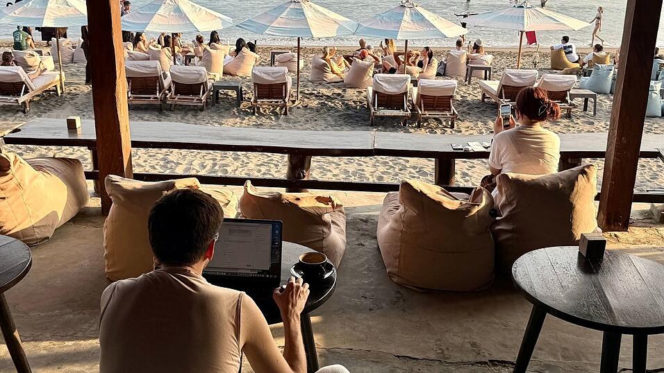Tipps zu Stränden oder Tempeln, etwa auf Bali? Immer mehr KI-Reiseassistenten stehen bereit, um Touristen zu helfen. Tipps zu Stränden oder Tempeln, etwa auf Bali? Immer mehr KI-Reiseassistenten stehen bereit, um Touristen zu helfen.