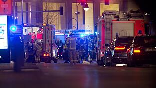 Rettungskr&auml;fte sind am Montagabend auf einem Weihnachtsmarkt in der N&auml;he der Ged&auml;chtniskirche in Berlin im Einsatz. Die Polizei geht nach ersten Angaben von einem Anschlag mit mindestens einem Toten aus.