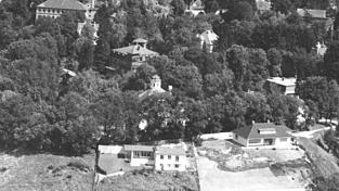 Der Annaberg mit der einstigen Adamvilla (Mitte)