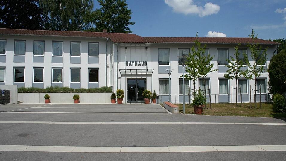 Von 1976 bis Mitte 2022 diente das ehemalige Schulgeb&auml;ude in der Steinrainer Stra&szlig;e dem Markt als Rathaus. Ab 2024 soll hier die Fachschule f&uuml;r Krankenpflege der Kreisklinik Mallersdorf einziehen.