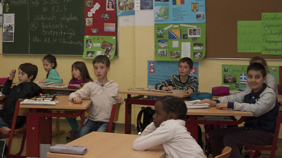 Zwei Schülerinnen der 4b der Grundschule St. Peter in Straubing schlüpften für eine Stunde in die Rolle der Fotografen. Fleißig fotografierten sie ihre Mitschüler beim Besuch der Redakteurin Tanja Pfeffer. Zwei Schülerinnen der 4b der Grundschule St. Peter in Straubing schlüpften für eine Stunde in die Rolle der Fotografen. Fleißig fotografierten sie ihre Mitschüler beim Besuch der Redakteurin Tanja Pfeffer.